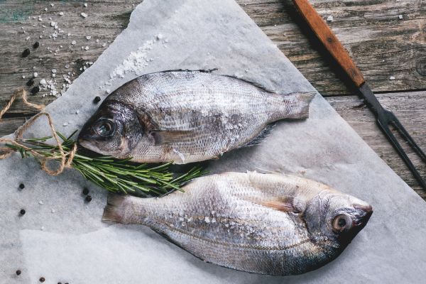 Ướp muối giữ cho cá tươi lâu và không bị ươn Ướp muối giữ cho cá tươi lâu và không bị ươn