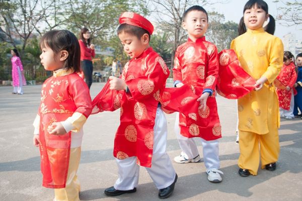 Ngày đầu năm nên chọn đồ có màu sắc tươi sáng tránh quần áo trắng đen